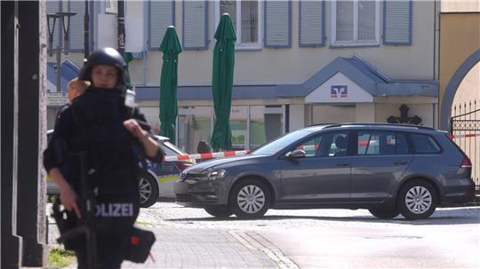 Schwer bewaffnete Einsatzkräfte bezogen Stellung vor der Bank.