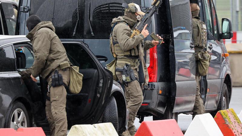 Buxtehuder Flughafen-Geiselnehmer: Polizisten sollen zu Verhandlungen aussagen Schwer bewaffnete Spezialkräfte der Polizei bereiten sich am Flughafen auf einen Einsatz vor.