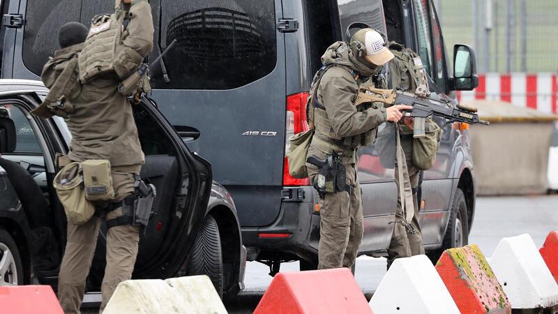 Haftbefehl erlassen – Buxtehuder Entführer baute Bombenattrappe Schwer bewaffnete Spezialkräfte der Polizei bereiteten sich am Sonntag am Flughafen auf einen Einsatz vor.