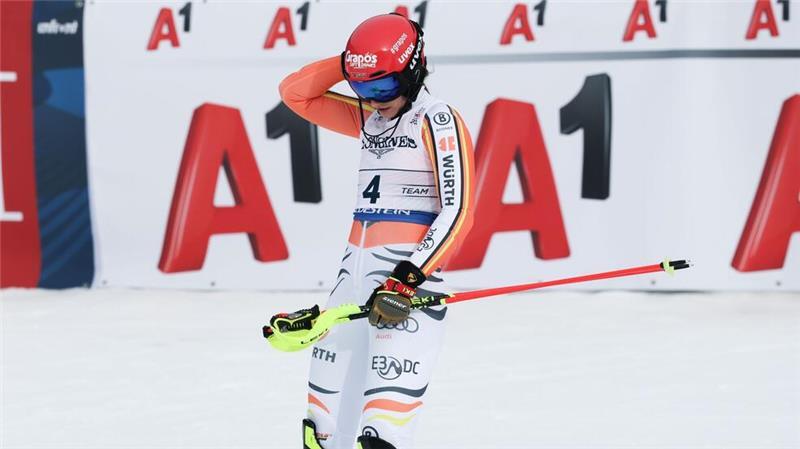 Schwer enttäuscht: Slalom-Ass Lena Dürr nach dem Patzer in der Team-Kombination.