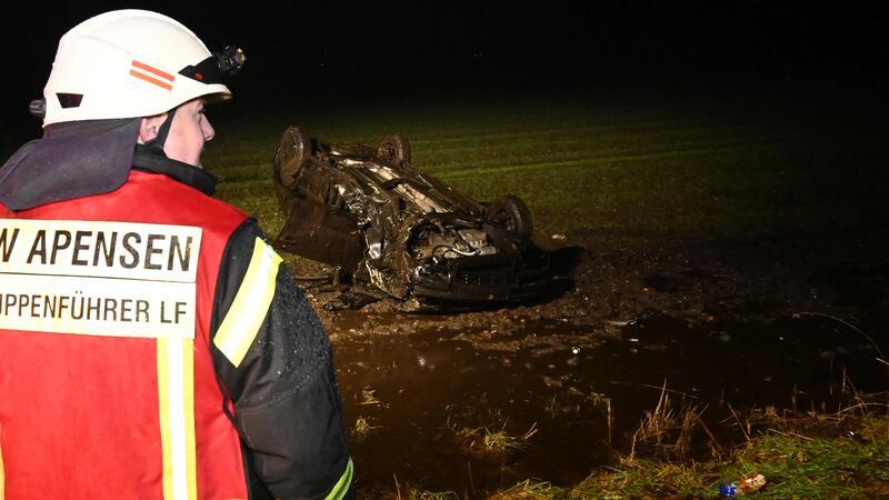 Schwer verletzt: Golf-Fahrerin überschlägt sich an K49 bei Apensen Schwer verletzt: Auf der K49 ist eine Golffahrerin (22) am Montagabend zwischen Apensen und Ruschwedel mit ihrem Pkw von der Straße abgekommen.