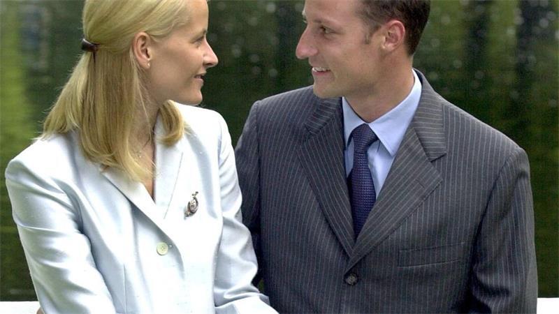 Mette-Marit und Haakon: Seit 25 Jahren durch Dick und Dünn Schwer verliebt: Mette-Marit und Haakon kurz vor der Hochzeit. (Archivbild)