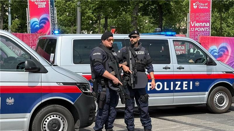 Zum ESC-Auftakt greift Sarah Engels zu roter Flammenrobe Schwerbewaffnete Polizisten bewachen das ESC-Village.
