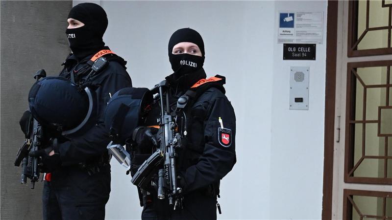 Schwerbewaffnete Polizisten schützten das Oberlandesgericht Celle während des Prozessauftaktes im November des vergangenen Jahres. (Archivbild)