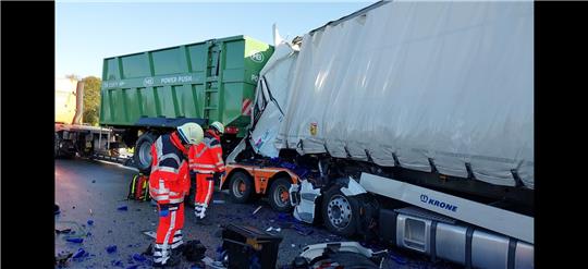 Schwere Karambolage am Donnerstagmorgen: Drei Lastwagen krachen auf der Autobahn 7 nach einem Bremsmanöver ineinander. Foto: Polizei