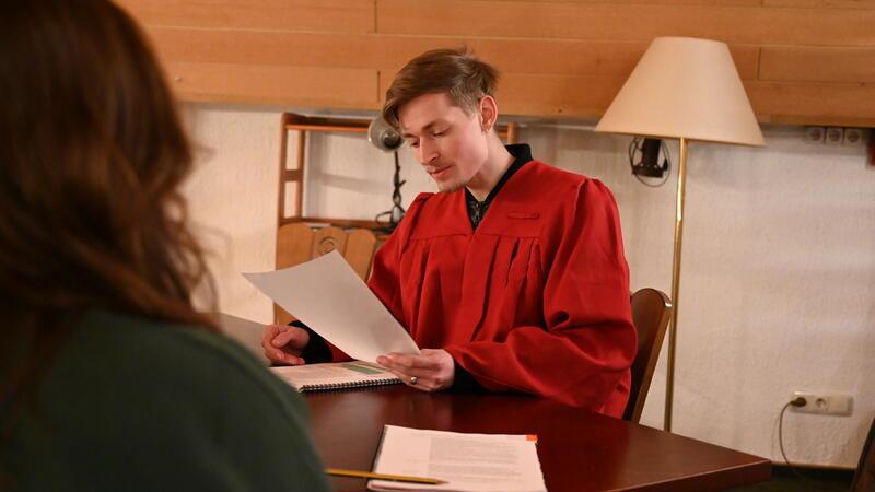 Schwere Kost: In seiner Rolle als Richter muss Samuel auch rechtsextremistische Parolen schwingen.