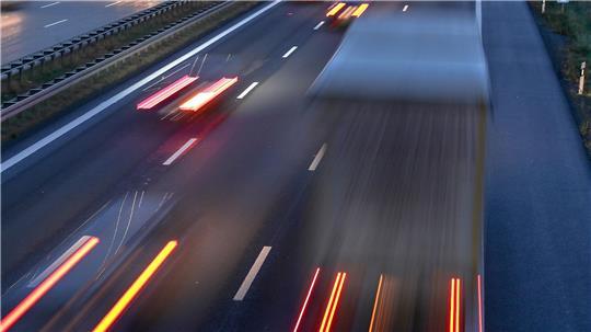 Schwere Nutzfahrzeuge machen nach Angaben der Kommission mehr als 6 Prozent der gesamten Treibhausgasemissionen der EU aus. (Symbolbild)