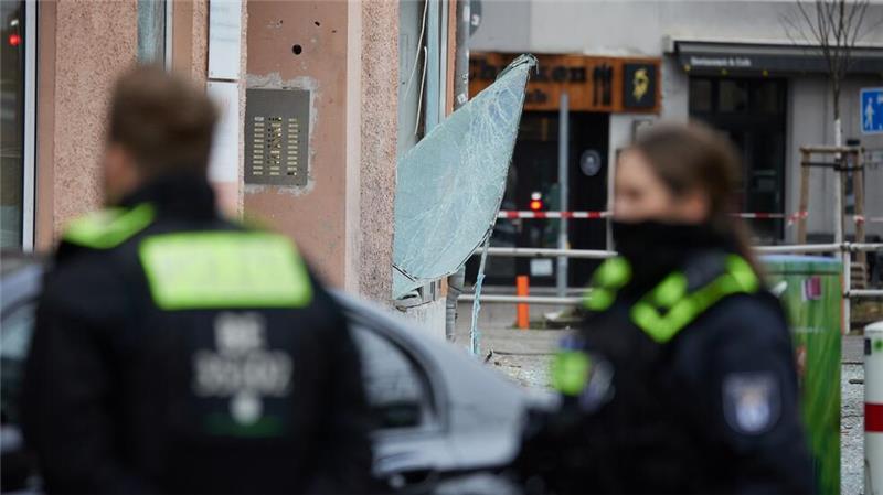 Kugelbomben-Schäden: Rufe nach Konsequenzen werden laut Schwere Schäden sind in Schöneberg zu sehen.