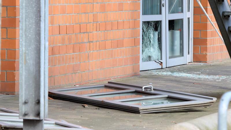 Sparkassen-Automat mit großer Explosion bei Hamburg gesprengt Schwere Sicherheitstüren liegen beschädigt neben der Bankfiliale.