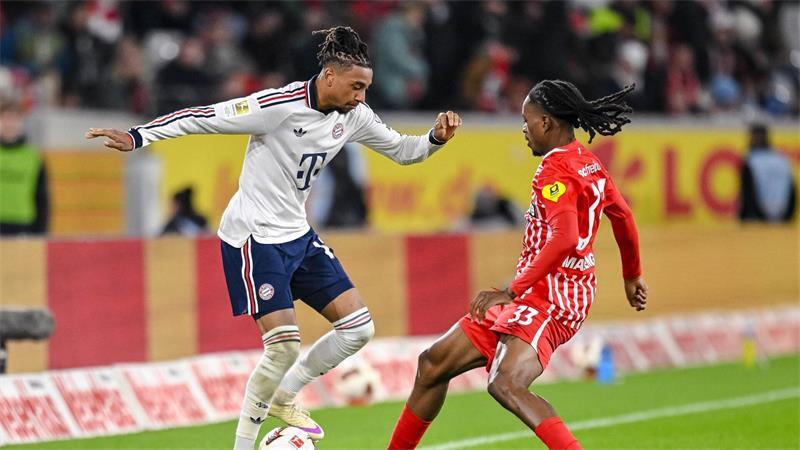 Schwerer Spagat: Nach dem FC Bayern kommt Zweitligist Wolfsburg auf Jordy Makengo (r) und den SC Freiburg zu.