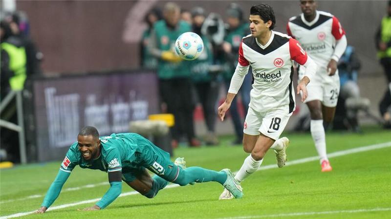 Nur 2:2 gegen Augsburg: Eintracht nicht in der Spur Schwerer Stand gegen Mahmoud Dahoud: Frank Onyeka (li.)