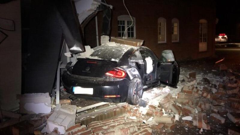 Schwerer Unfall: Ein Beetle raste am Sonntagmorgen in Drochtersen in eine Hauswand.