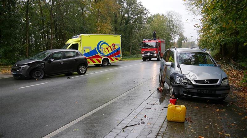 Buxtehuder in Unfall auf der B73 verwickelt – mehrere Verletzte  Schwerer Unfall auf der B73: Zwei Fahrzeuge stoßen bei einem Wendemanöver auf Höhe Wingst-Geestberg heftig zusammen.