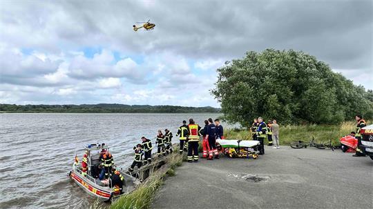 Schwerer Unfall in Hahnöfersand Ost: Ein Fahrradfahrer ist in Jork-Hinterbrack an der Elbe ins Wasser gestürzt.