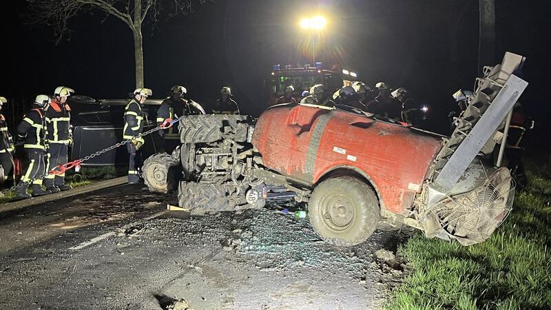 Pkw rammt Trecker: Schwerer Unfall nahe der A-26-Anschlussstelle Jork Schwerer Unfall zwischen der A-26-Anschlussstelle Jork und Ladekop: Auf der Kreisstraße K26 wurde ein Obstbau-Gespann am Donnerstagmorgen von einem Pkw erfasst.