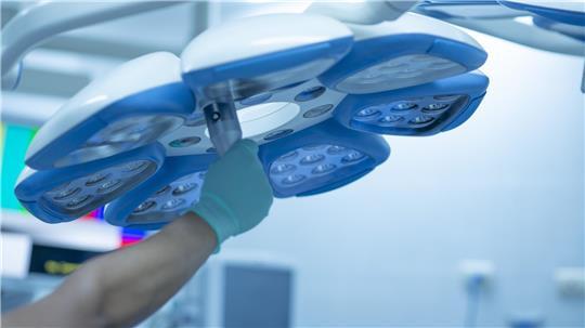 Schwerer Vorwurf: In einem Bremerhavener Klinikum soll ein Anästhesist sich während einer OP an teils minderjährigen Patientinnen vergangen haben (Symbolbild).