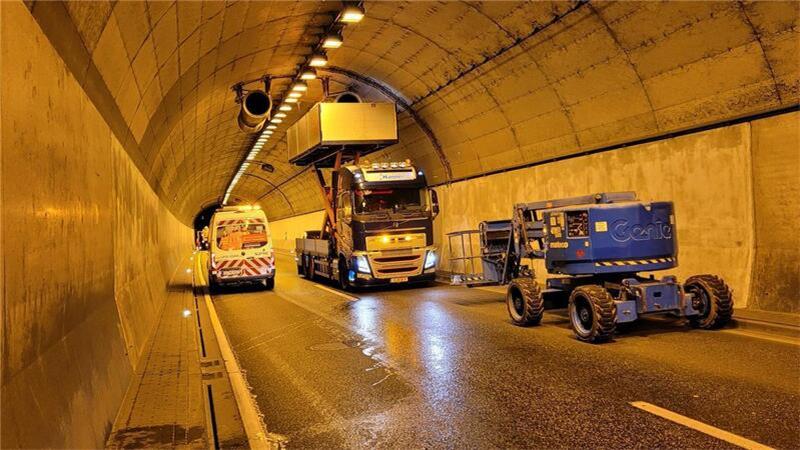 Schweres Gerät und sachkundige Handwerker werden ab Montag, 22 Uhr, die beiden Röhren des Wesertunnels „bevölkern“. Die umfangreichen Wartungsarbeiten sollen in vier Nächten erledigt sein.