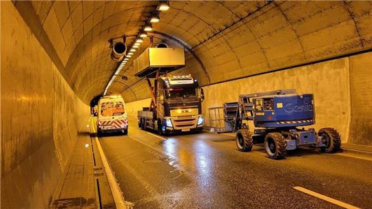 Schweres Gerät und sachkundige Handwerker werden ab Montag, 22 Uhr, die beiden Röhren des Wesertunnels „bevölkern“. Die umfangreichen Wartungsarbeiten sollen in vier Nächten erledigt sein.
