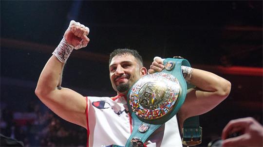 Schwergewichtsboxer Agit Kabayel strahlt als Weltmeister. (Archivbild)