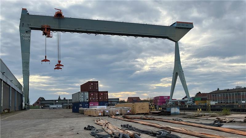 Forderung: Nach Kauf der Sietas-Werft muss die Este ausgebaggert werden Schwergut und Container werden mit der Hilfe des Schwerlastportalkrans Jucho umgeschlagen.