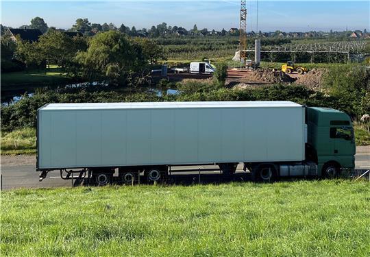 Schwerlastverkehr am Elbdeich: Der Lkw-Transitverkehr auf der K39 ist den Altländern seit Jahren ein Dorn im Auge.