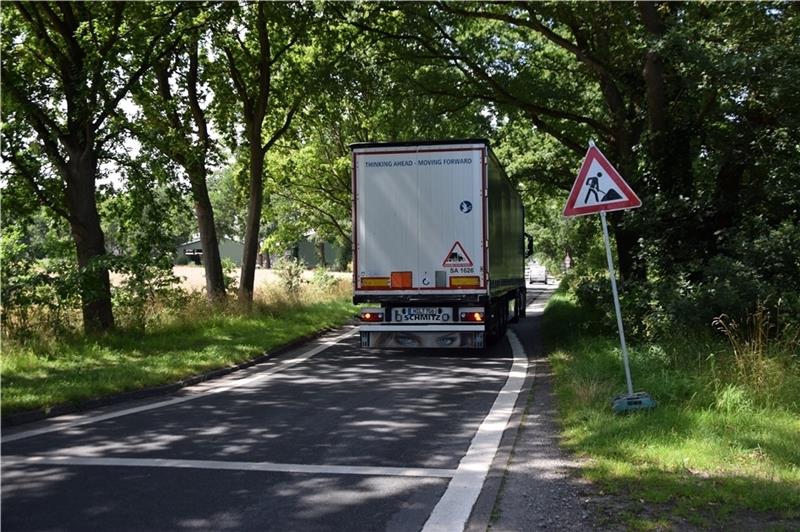B73-Sanierung: Warum jetzt Schwerlastverkehr auf dem Hagener Weg fahren soll Schwerlastverkehr soll auf dem Hagener Weg eigentlich nicht fahren. Fotos: Battmer