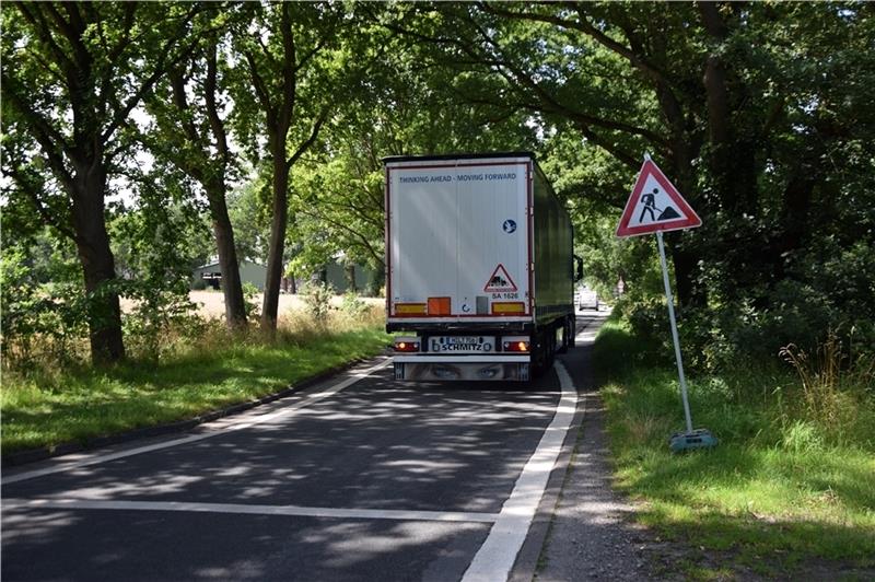 Schwerlastverkehr soll auf dem Hagener Weg eigentlich nicht fahren. Fotos: Battmer