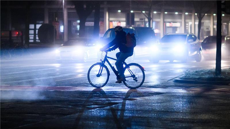 Schwerpunkt der Kontrollen in Hamburg ist die Fahrradbeleuchtung - insbesondere zum Schutz von Kindern auf dem Schulweg. (Symbolbild)