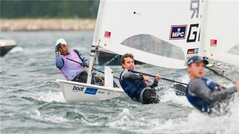 Kieler Woche in der Kritik: „Nicht olympiareif“ Schwerstarbeit für Philipp Buhl bei starkem Wind in der Kieler Förde.