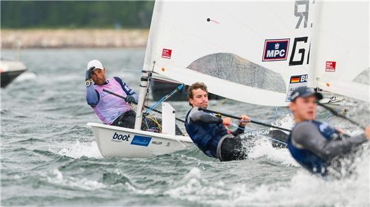 Schwerstarbeit für Philipp Buhl bei starkem Wind in der Kieler Förde.