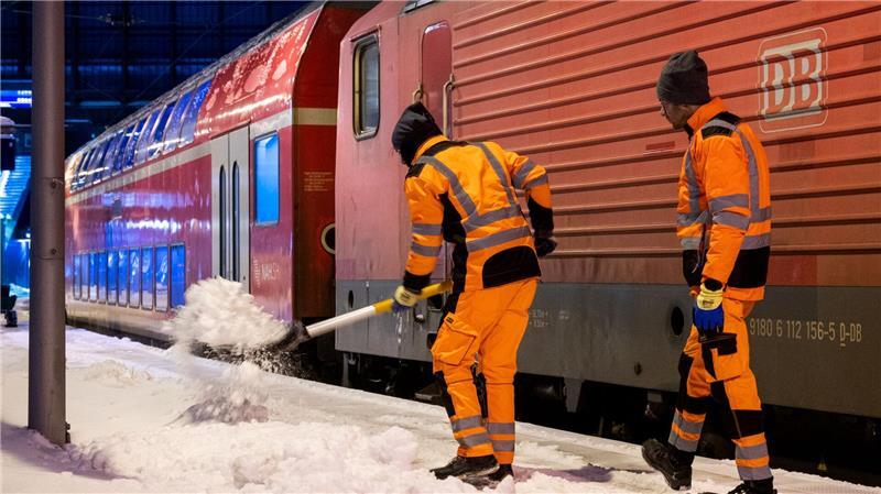 Schwerstarbeit für die Winterdienste auch auf den Bahnhöfen.
