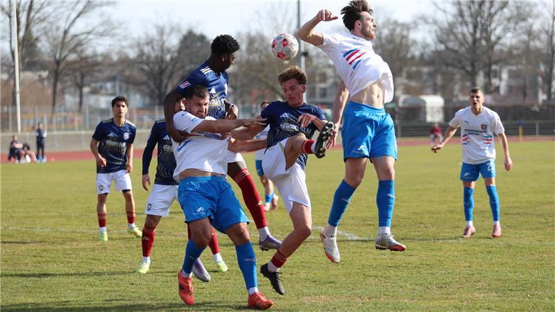 Schwerstarbeit in der Offensive gegen die beste Abwehr der Liga: Haris Hyseni und Tjorve Mohr versuchen, an den Ball zu kommen.
