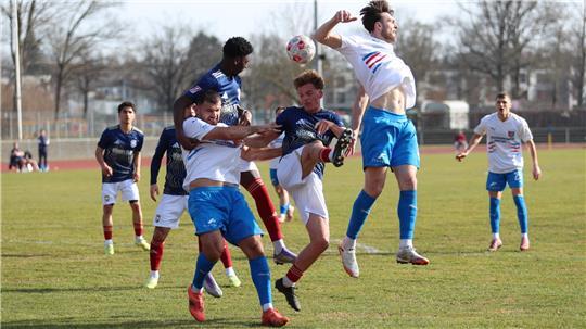 Schwerstarbeit in der Offensive gegen die beste Abwehr der Liga: Haris Hyseni und Tjorve Mohr versuchen, an den Ball zu kommen.