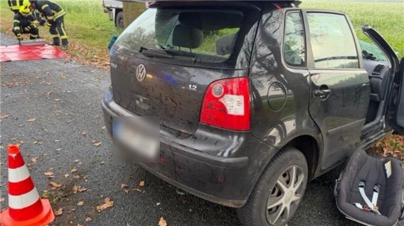 Schwerstverletzt wurde ein 27-Jähriger im Kreis Rotenburg, Im Auto befand sich auch ein Kindersitz aber kein Kind, wie die Polizei mitteilt.

