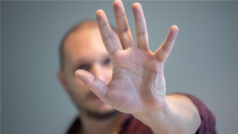Chef leicht geschubst: Gericht bestätigt fristlose Kündigung Schwerwiegende Pflichtverletzung: Handgreiflichkeiten am Arbeitsplatz können zur fristlosen Kündigung führen, wie ein Urteil des Landesarbeitsgerichts Niedersachsen zeigt.