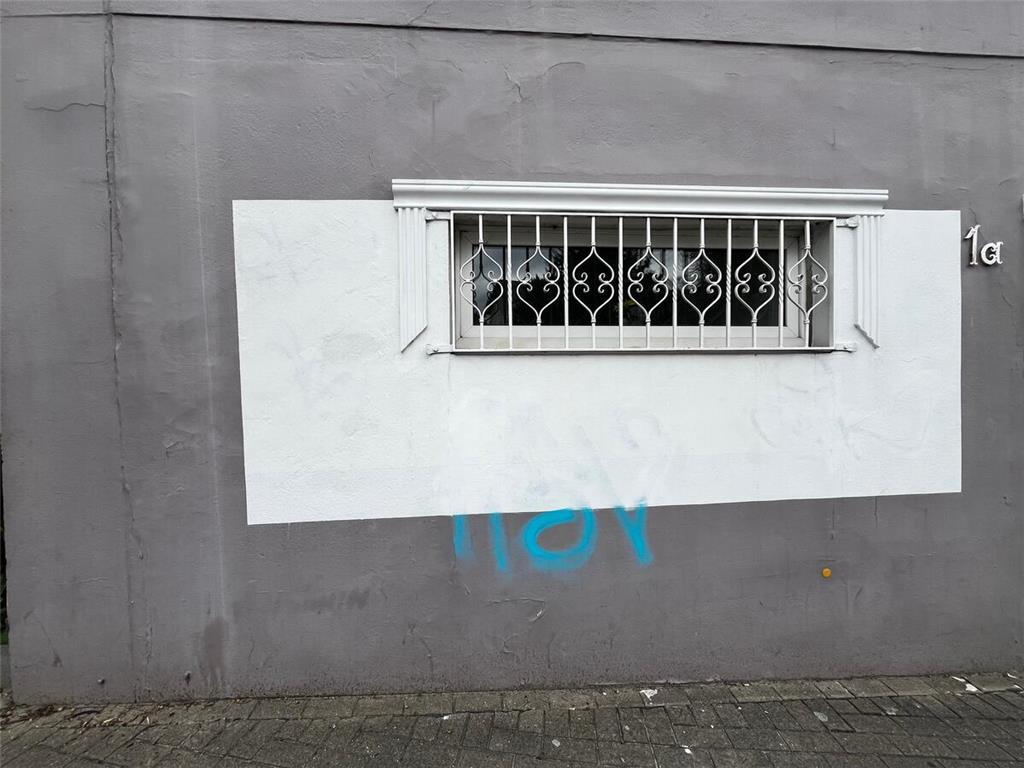 Schwierig zu entfernen: HSV-Graffiti an einer Hauswand in Buxtehude.