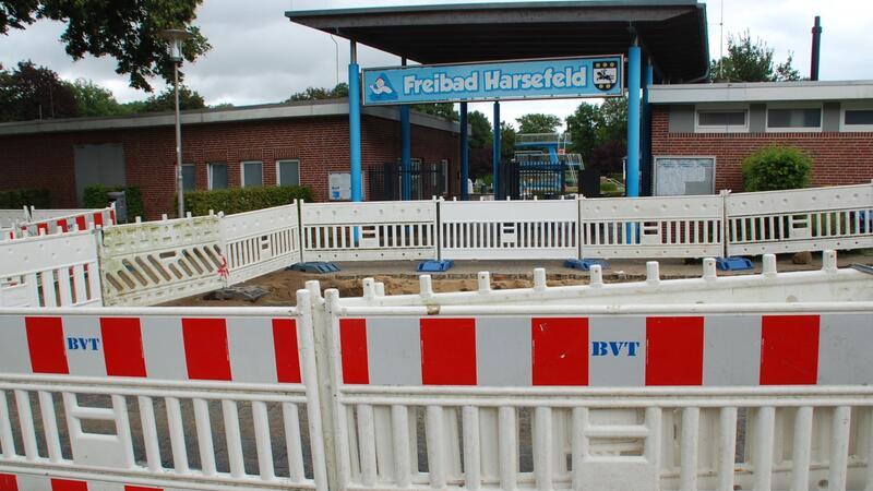 Ausgerechnet jetzt: Zugang zum Harsefelder Freibad ist eingeschränkt Schwieriger Zugang: Die Arbeiten vor dem Harsefelder Freibad sollen insgesamt mindestens ein halbes Jahr dauern.