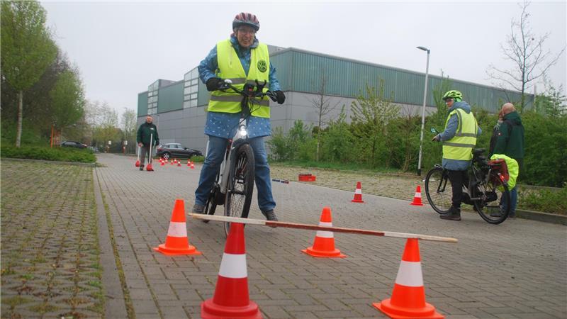 Schwierigkeit beim Abbremsen: Erst wenn das Rad zum Stehen gekommen ist, wird abgestiegen, raten die Buxtehuder Experten der Verkehrswacht.