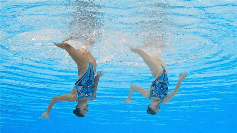 Bilder des Tages Schwimm-WM in Singapur: Klara Bleyer und Amelie Marianne Blumenthal Haz aus Deutschland in Aktion beim Synchronschwimmen.