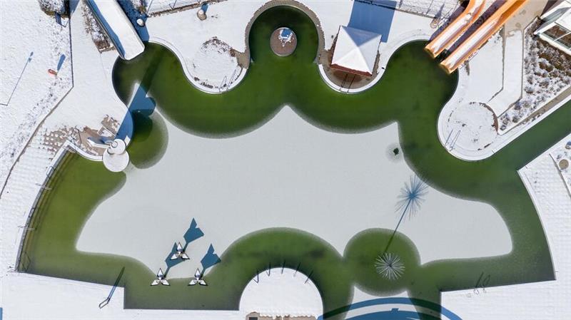 Schwimmbad von oben - Winter im Massenei-Bad