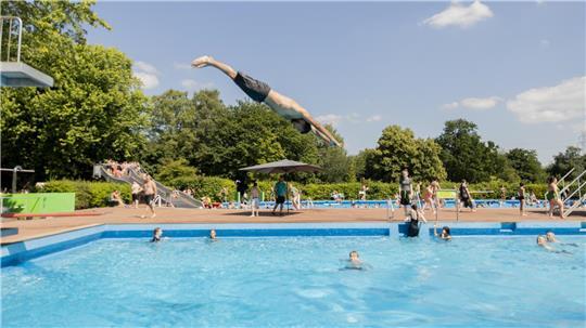 Schwimmbäder bieten viel Spaß und bringen Erholung. Dafür müssen aber einige Regeln eingehalten werden. Was nicht immer klappt: die richtige Badebekleidung.