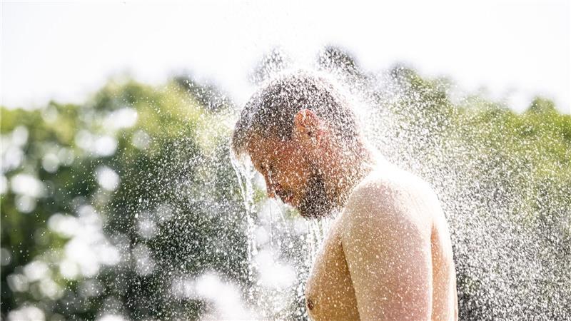 Schwimmbäder boten am Freitag Abkühlung.