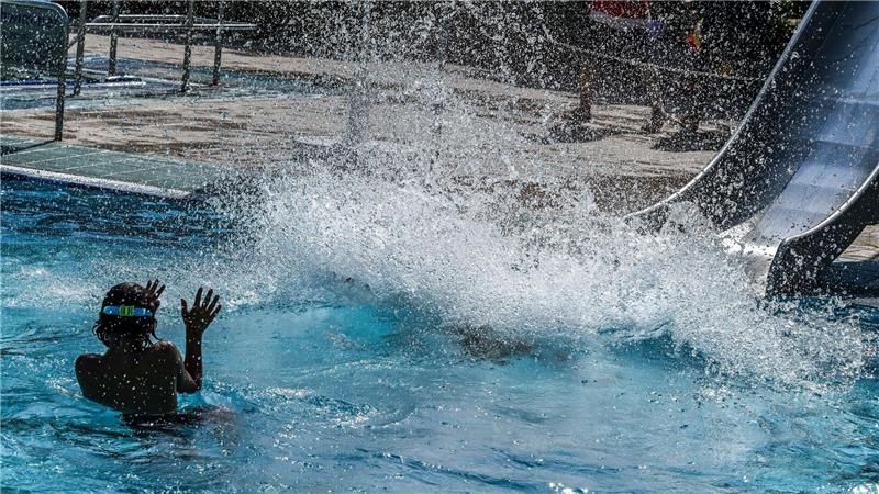 Schwimmbäder wie hier in Berlin boten wieder Abkühlung.