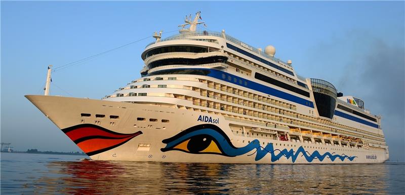 Schwimmendes Hotel mit 14 Decks: Das lächelnde Schiff „AIDAsol“ ist am Freitag zweimal vom Lüheanleger aus zu sehen. Foto Hasenpusch