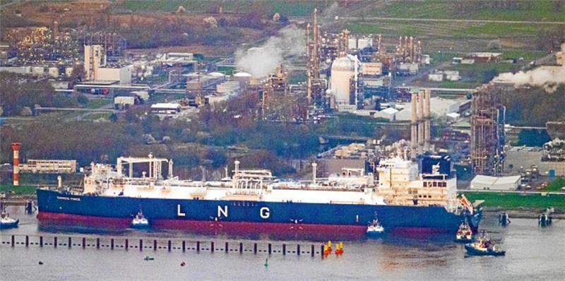 Stades verschollene FSRU: Kommt das LNG-Terminal je wieder zurück? Schwimmendes LNG-Terminal: Da lag die Energos Force noch in Stade-Bützfleth.