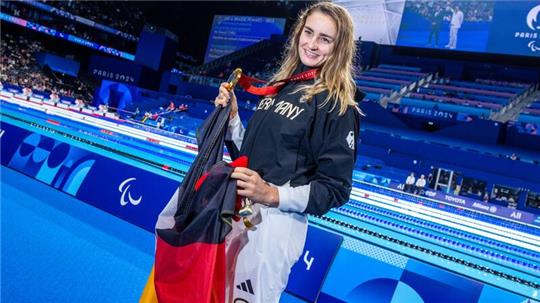 Schwimmerin Elena Semechin hat Gold gewonnen und darf die deutsche Fahne tragen.