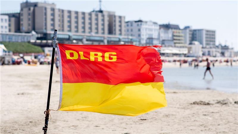 Die DLRG-Wachsaison an den Küsten beginnt Schwimmerinnen und Schwimmer sollten auf die Fahnen am Strand achten.(Archivbild)