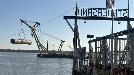 Schwimmkran Enak bringt die Siloteile zum Weitertransport in den Stader Seehafen.