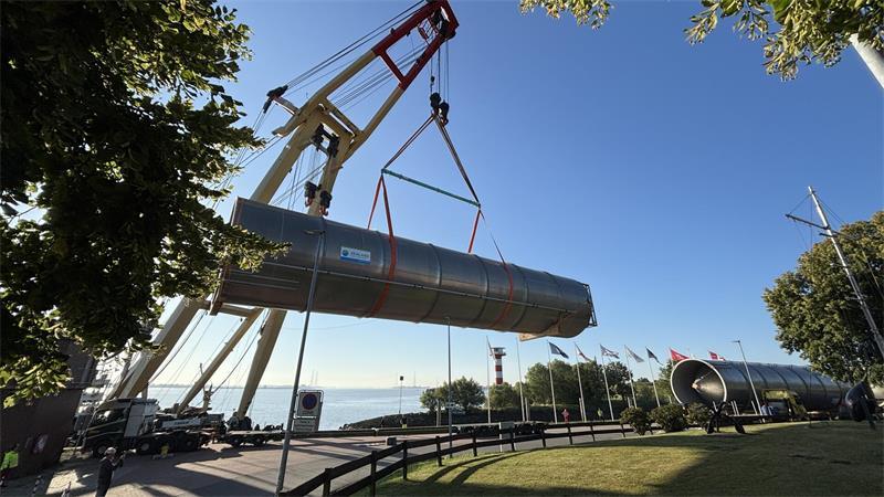 Schwimmkran Enak hievt die schweren Silos in die Luft und bringt sie zum Weitertransport in den Seehafen.