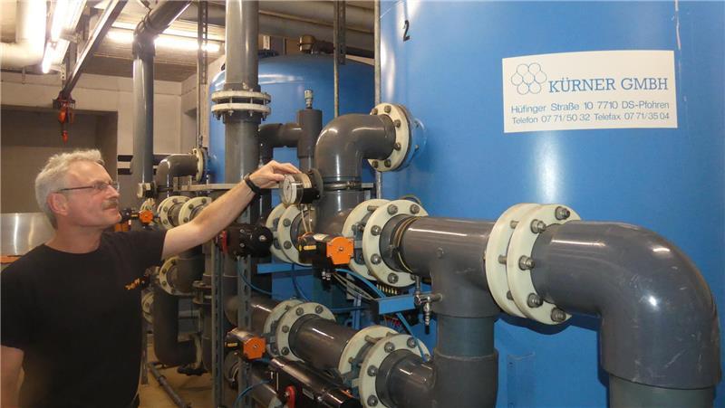 Schwimmmeister Beneke überprüft die Werte bei der Wasseraufbereitungsanlage im Hallenbad.